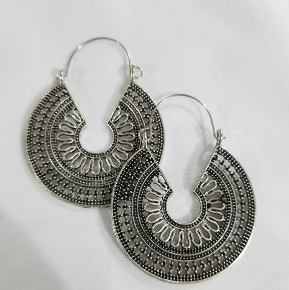 Women Vintage Earrings - Picture 2 of 3